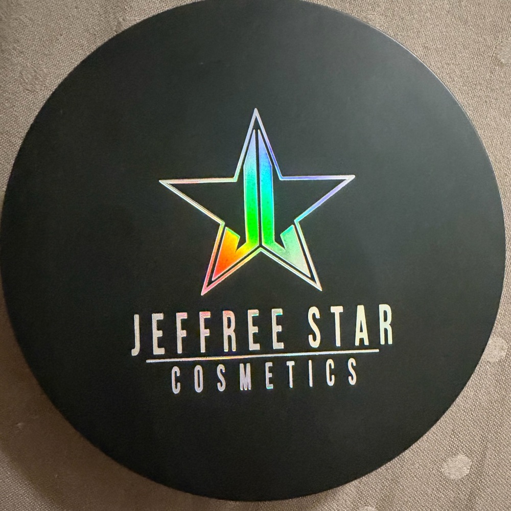 Jeffree Star Skin Frost Highlighter Uranus comes with the original box.
